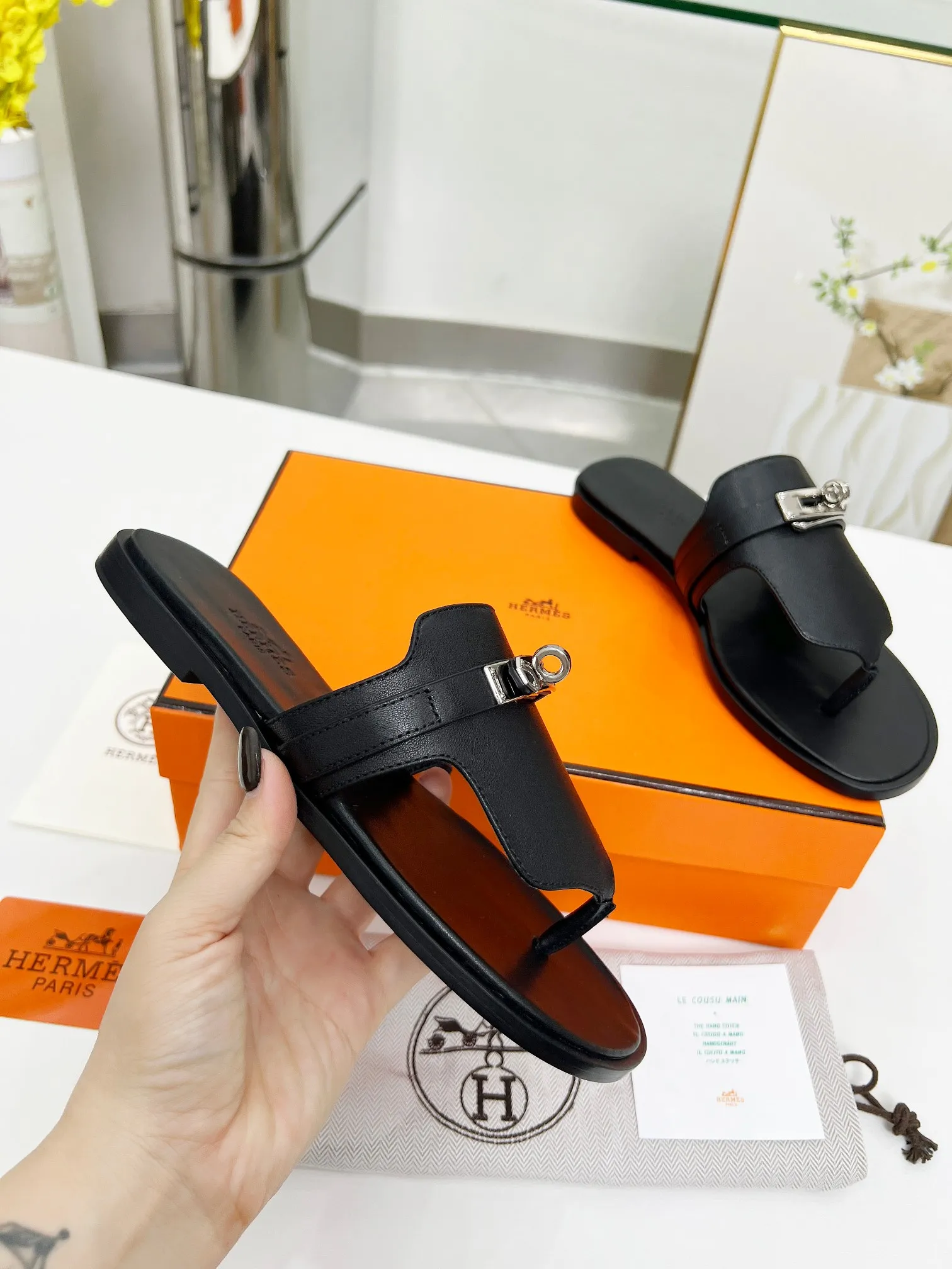 👟👟Ex-factory price 480👟👟 (top version) 👫Hermes ❗️❗️Original purchase and development⚠️ A must-have artifact for daily home, travel and vacation🉑 in spring and summer. High-end quality Code number: 35-40 (41/42 can be customized)